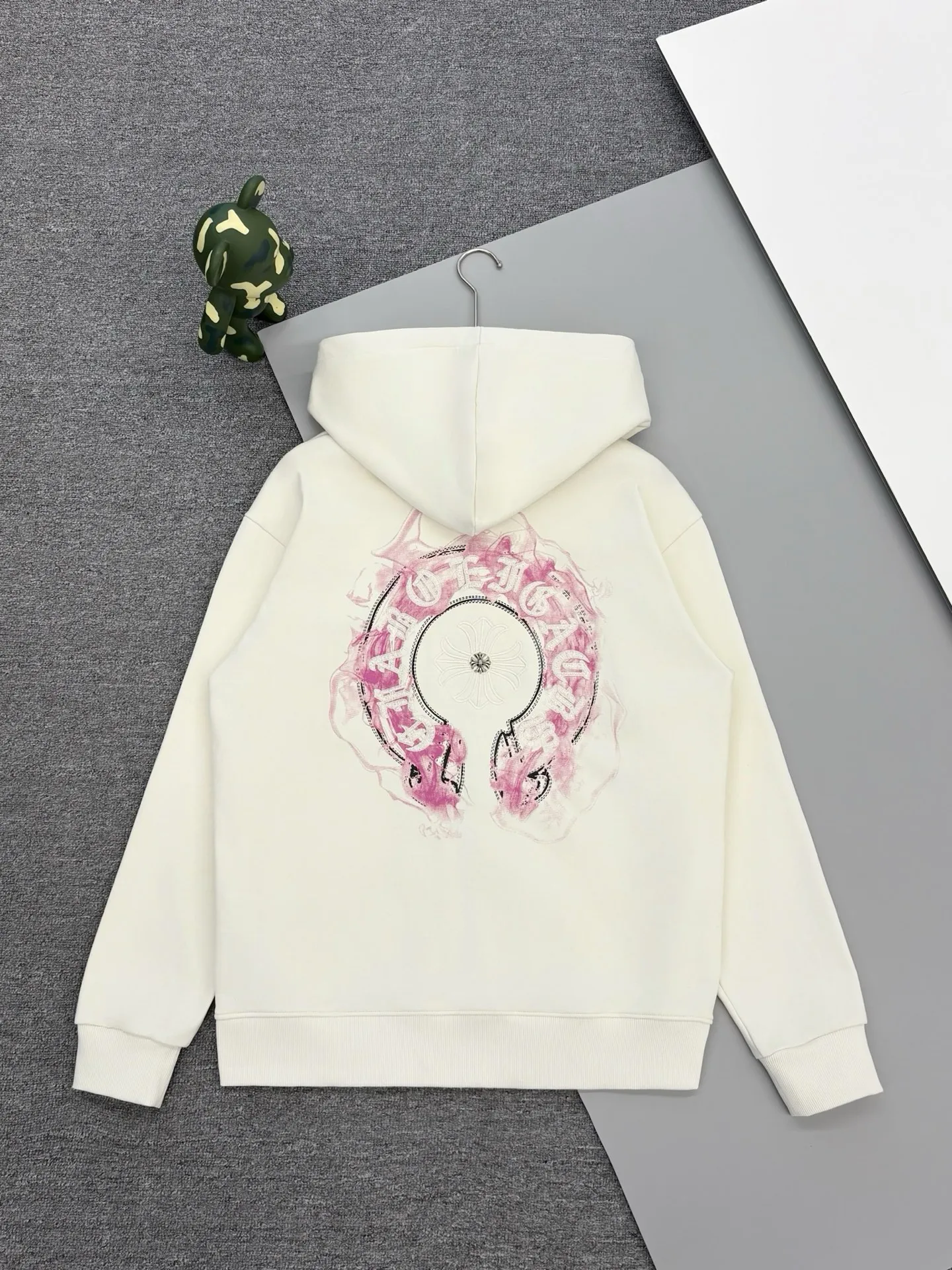 P390 [High Quality] Chrome Hearts Embroidered Horseshoe Rivets🪡+Watermark Letters‼ ️Hooded open-chest sweatshirt *Customized 420g terry cotton fabric, soft, skin-friendly and comfortable *Embroidery process: front horseshoe print + rivet embroidery *A very simple and elegant classic continuation. It is unparalleled in terms of upper body comfort, interpreting your luxury and taste, and creating your fashion style and charm. Three complete standards. Same style for men and women. 𝐂𝐎𝐋𝐎𝐔𝐑: black/light yellow 𝐒𝐈𝐙𝐄: S-XL